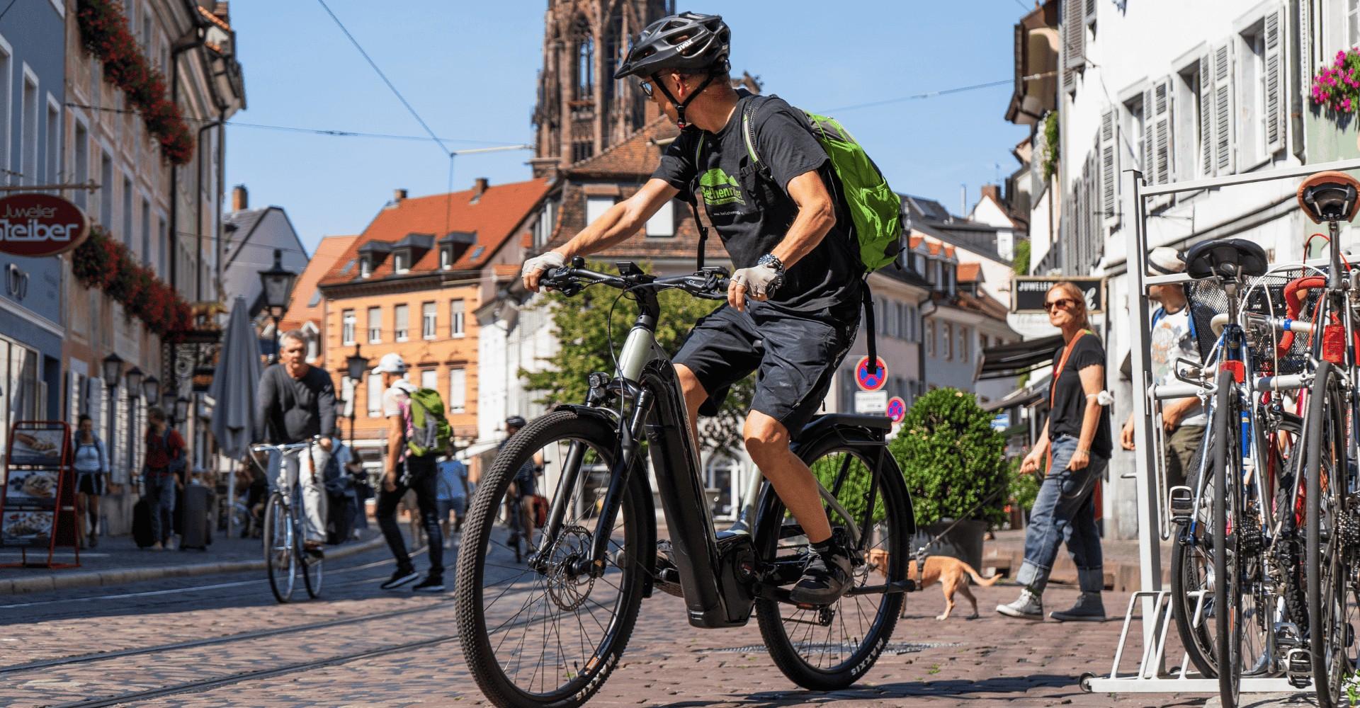 Ein Mann fährt mit dem e-Bike Cannondale Tesoro Neo X 1 durch die Stadt