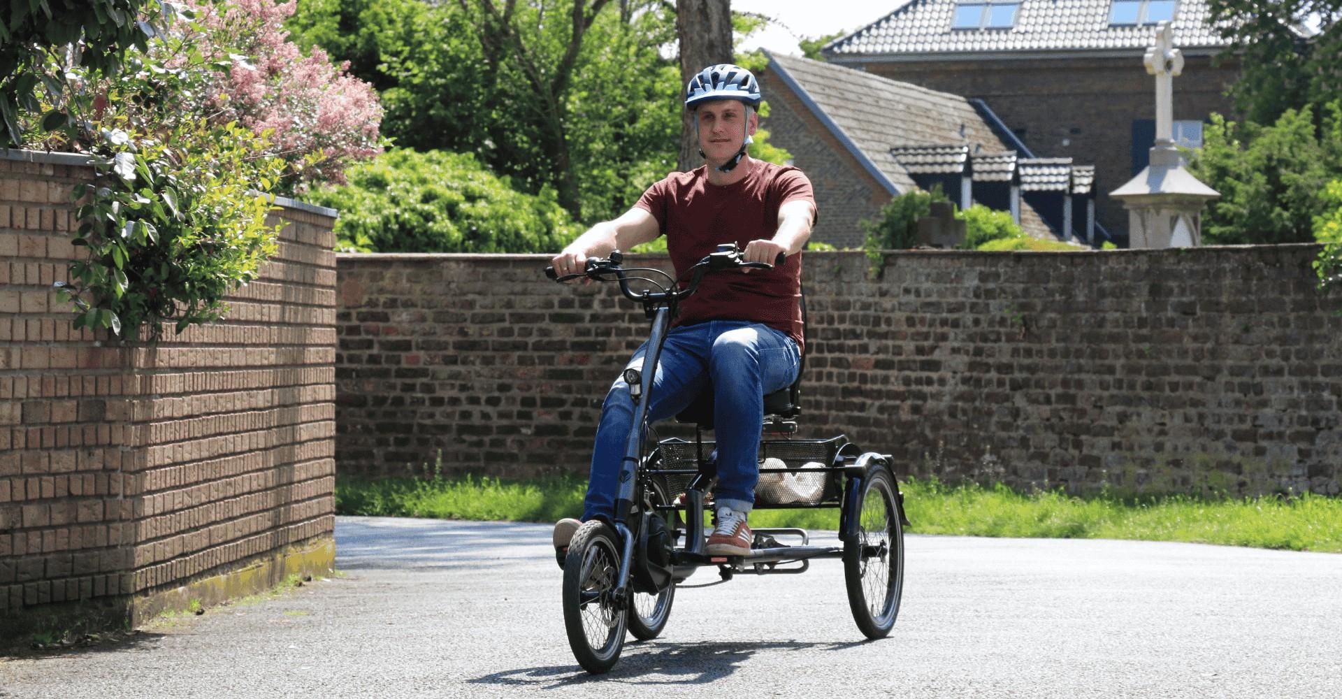 Ein Mann fährt auf dem Scoobo Dreirad von pfautec