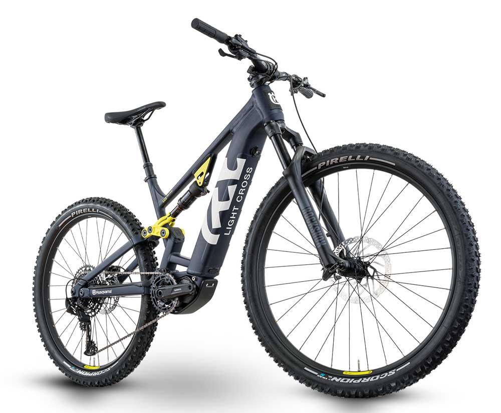 Entdecken Sie das Husqvarna Light Cross LC3, ein modernes E-Bike in Dunkelblau mit robusten Pirelli-Reifen und leis