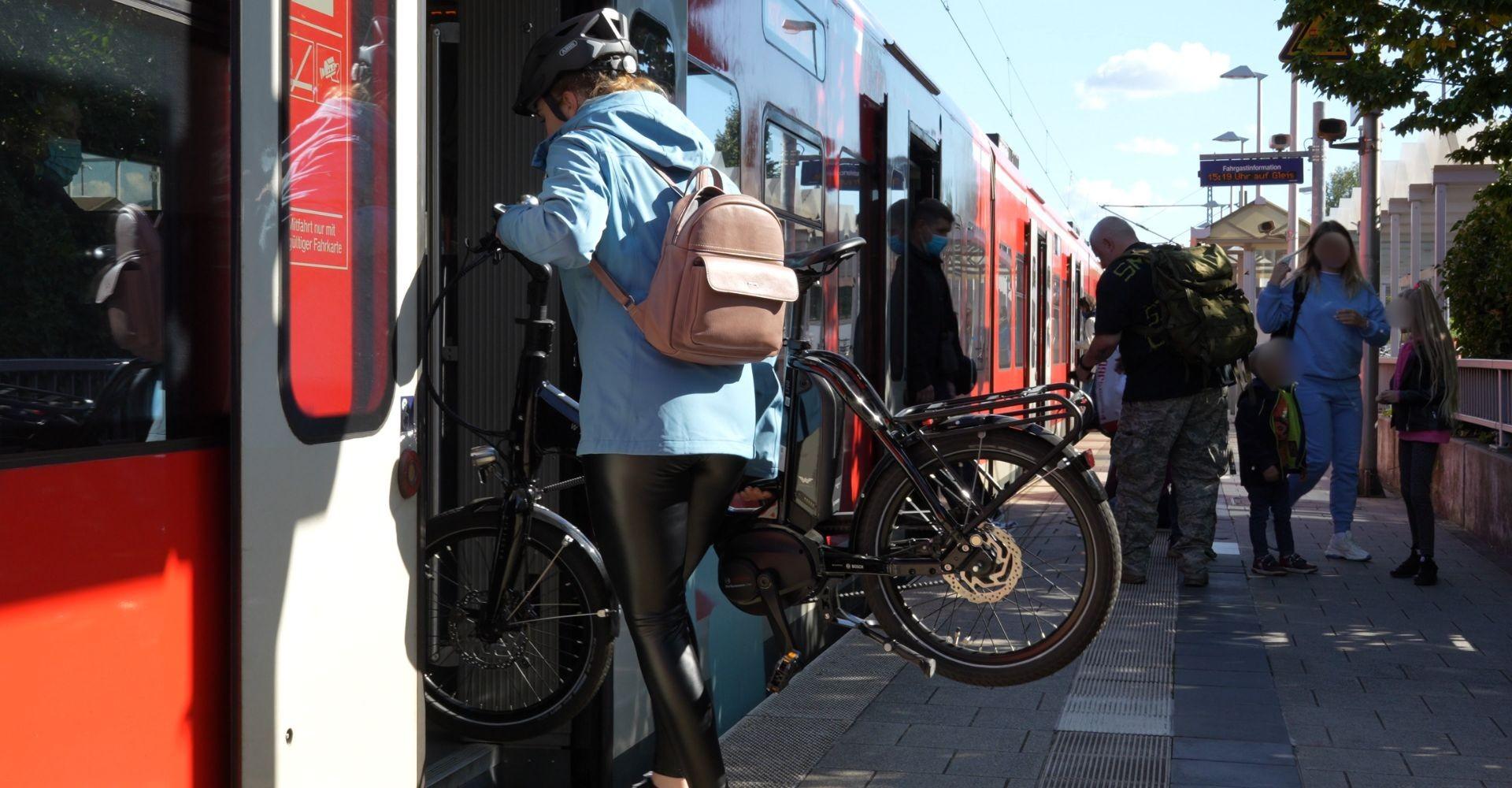 Magdalena trägt das WAnderer E300 in die Bahn