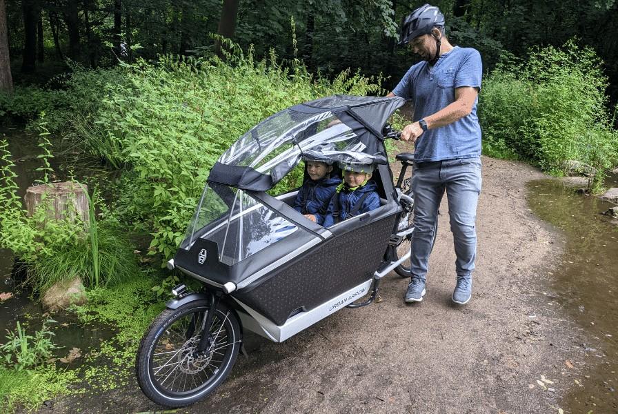 Das Bild zeigt ein Urban Arrow Family mit Kindern
