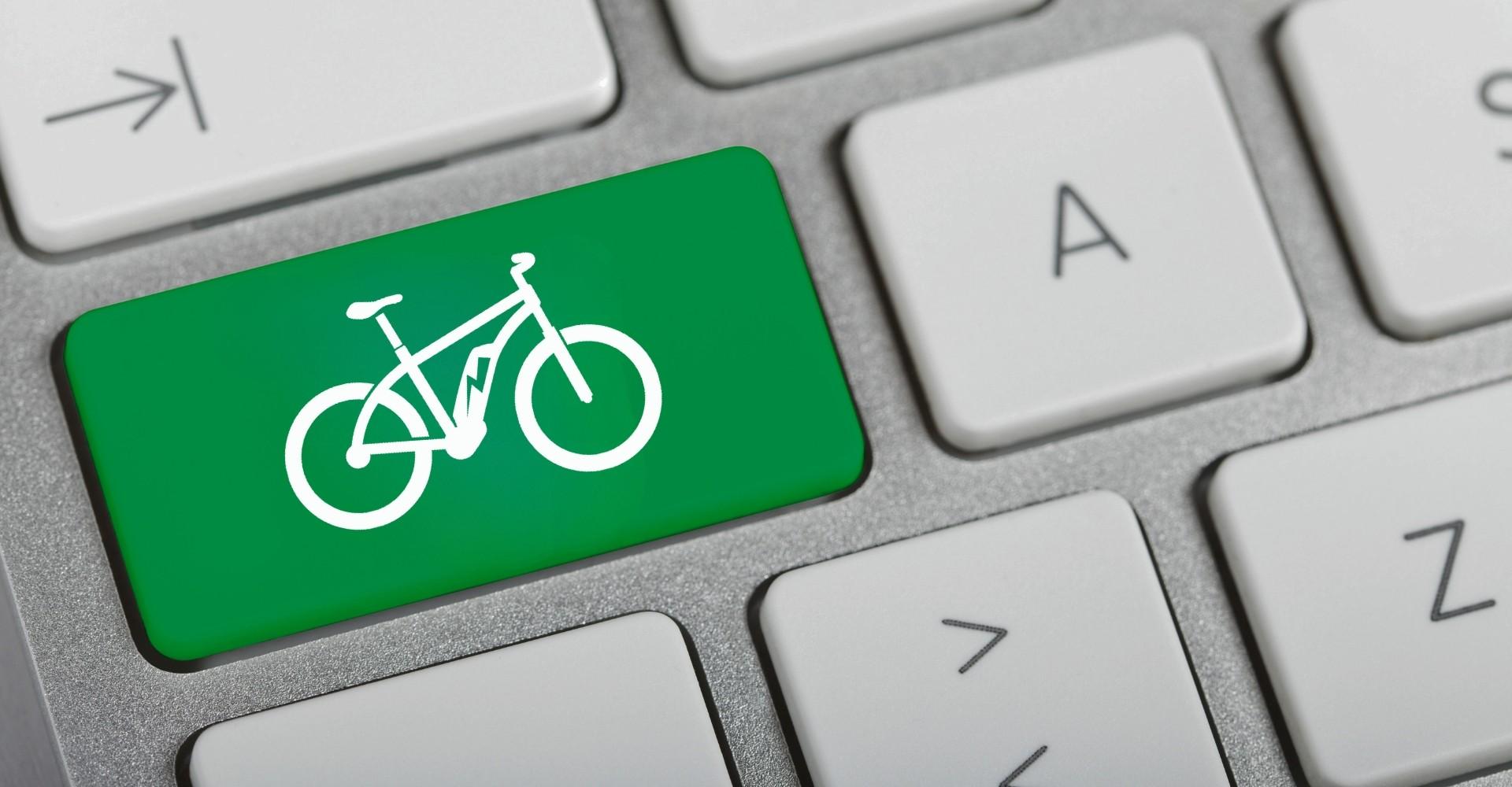 Eine Tastatur mit einem grünen Button, der ein e-Bike darstellt