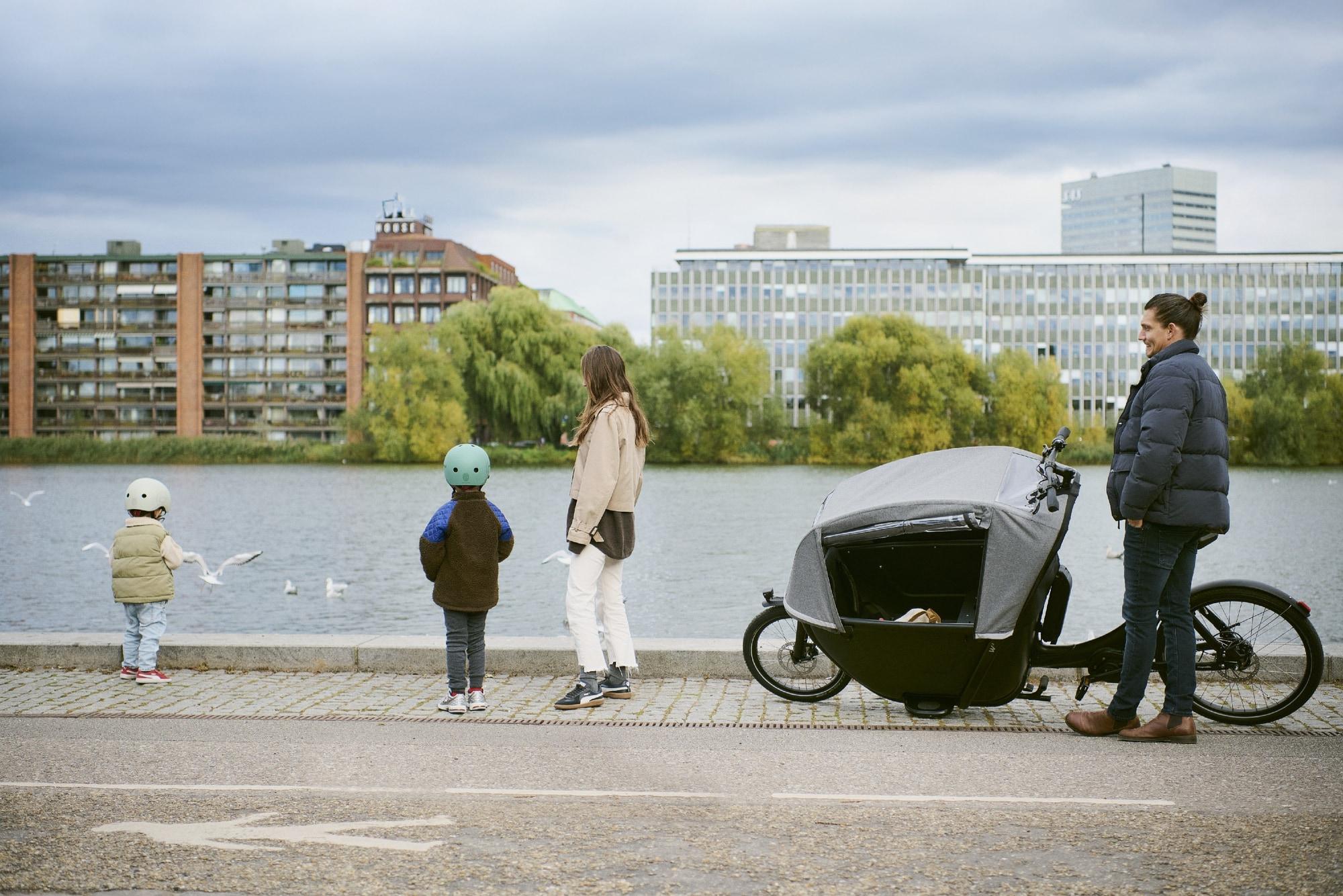 Entdecken Sie das Winther W2 Lastenrad, ideal für Familienausflüge am Wasser. Praktisch und stilvoll für den urbane