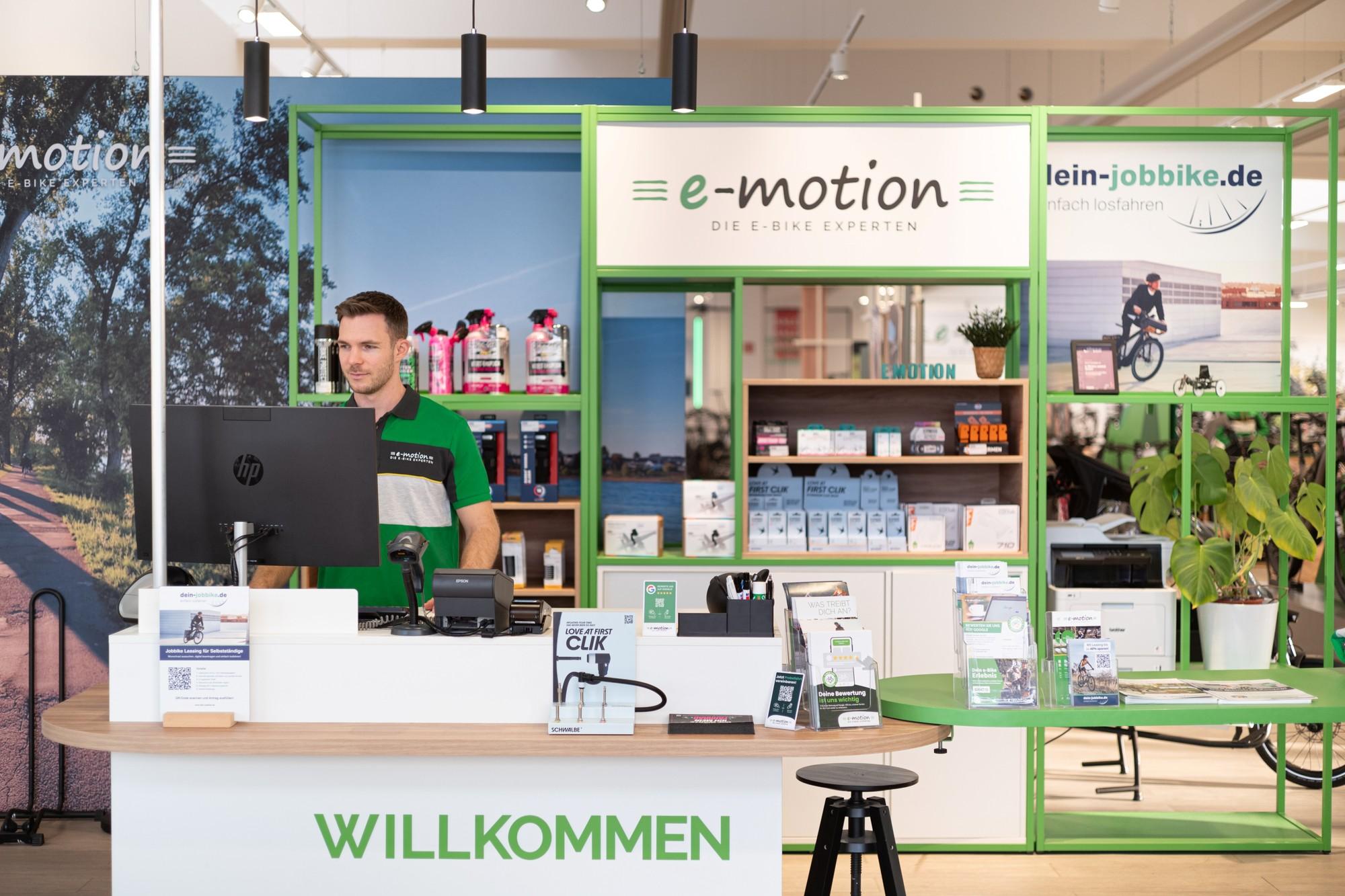 Das Bild zeigt den Empfang und Kassenbereich in einem e-motion e-Bike Shop.