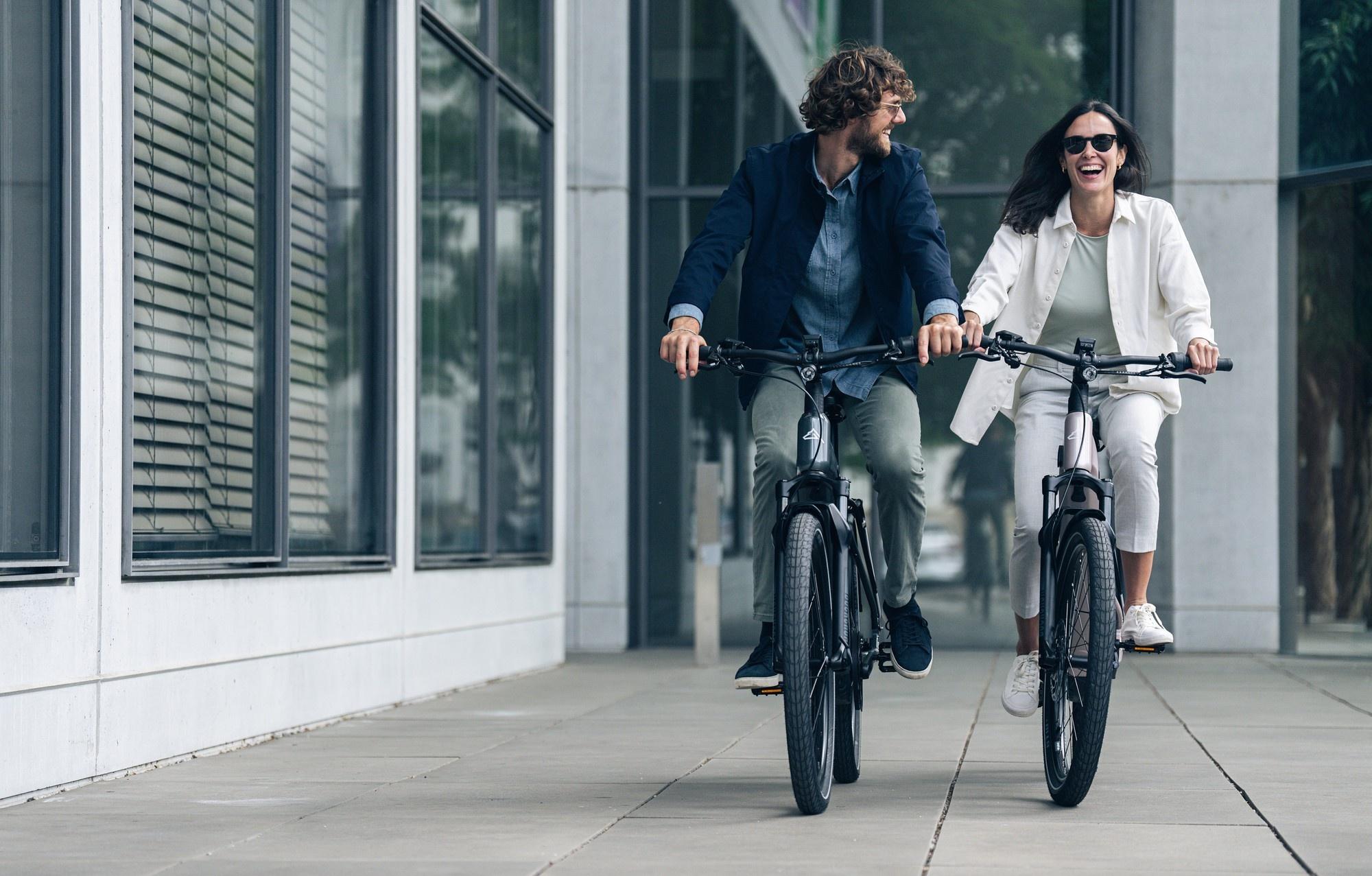 Das Bild zeigt einen Mann und eine Frau auf Steppenwolf e-Bikes