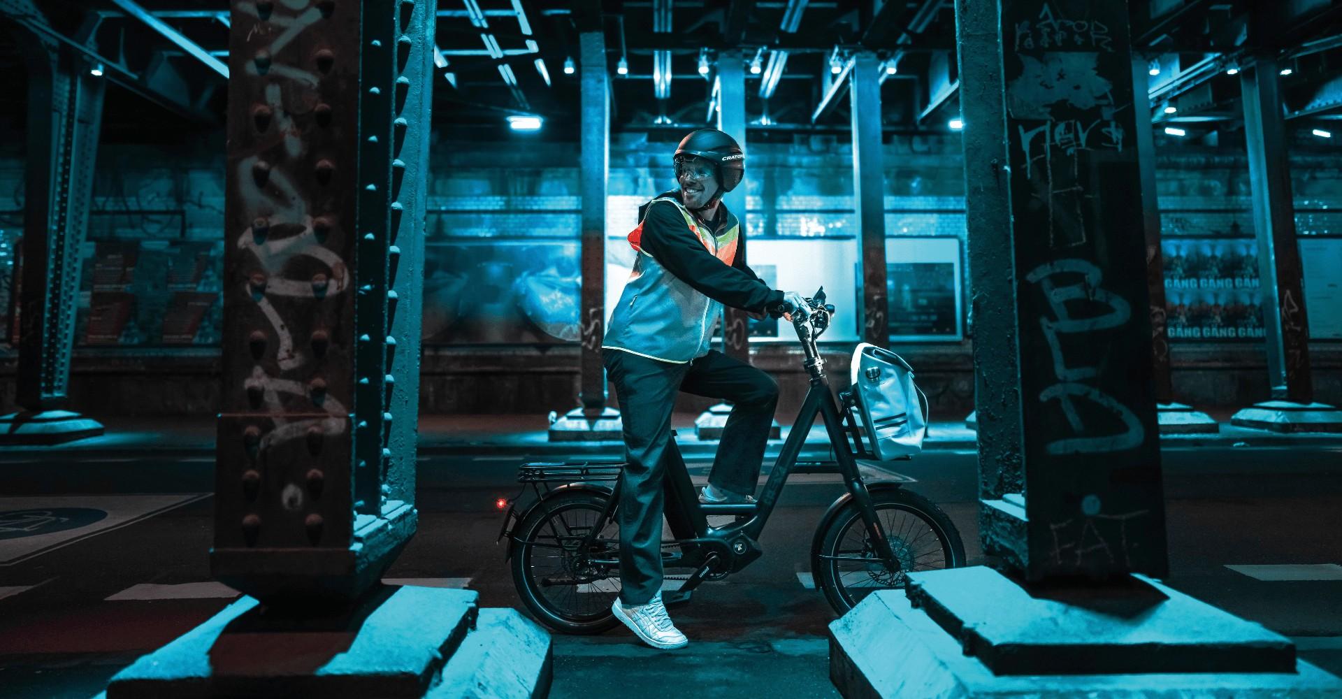 Ein Mann sitzt auf dem  i:SY Speed XXL P1 und fährt unter einer Brücke entlang