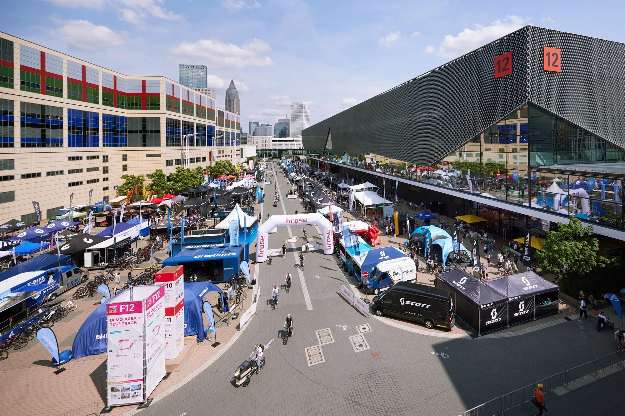 Das Bild zeigt eine weite Ansicht der Eurobike 2023,  einer der wichtigsten Messen für e-Bikes und Fahrradzubehör.