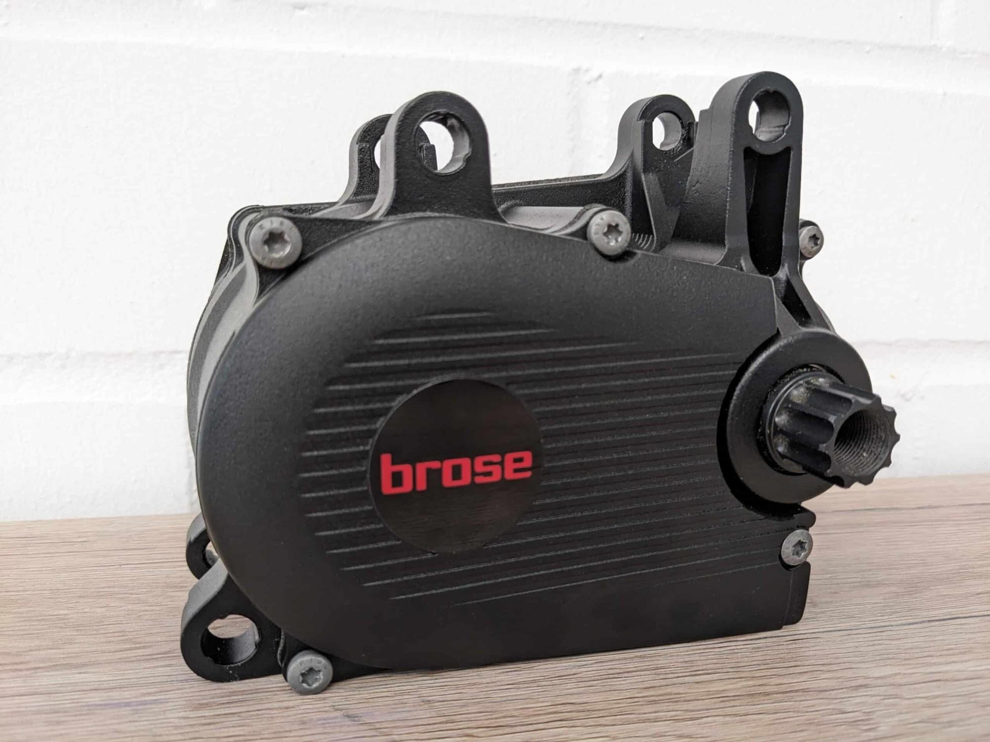 Das Bild zeigt einen Brose E-Bike Motor, der als Antriebseinheit für elektrische Fahrräder konzipiert ist.