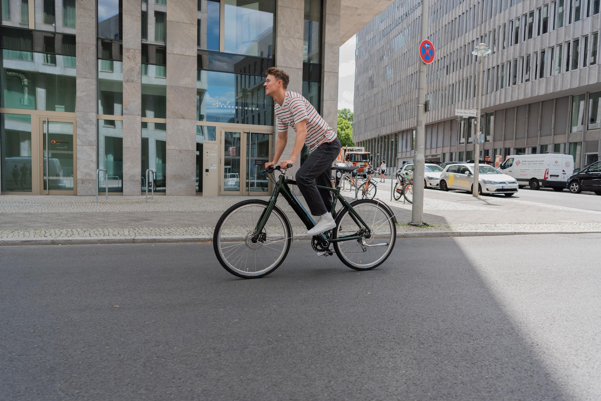 Erleben Sie das Velo de Ville Esprit VEF, ein stilvolles Fahrrad für den urbanen Raum, ideal für tägliche Fahrten u