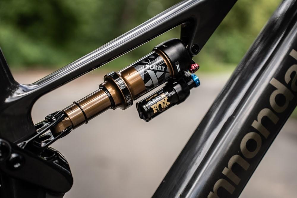 Das Bild zeigt einen Fokus auf den Rahmen eines Cannondale e-MTBs