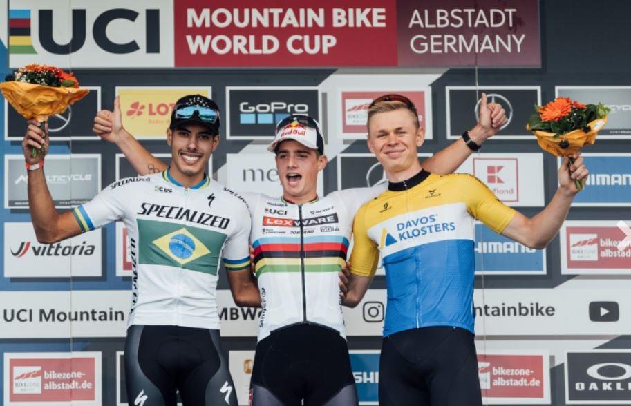 Drei Mountainbike-Fahrer bei Siegerehrung des UCI Mountain Bike World Cup