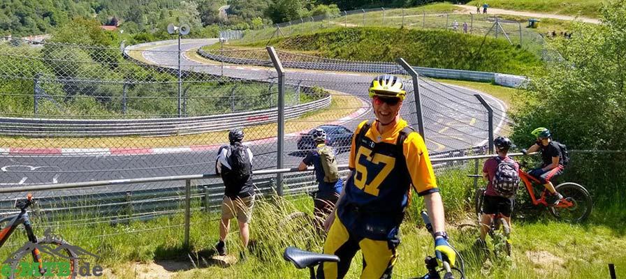 Entdecke den Nervenkitzel am Nürburgring. Perfekt für Mountainbike-Enthusiasten, die Abenteuer und Motorsport liebe