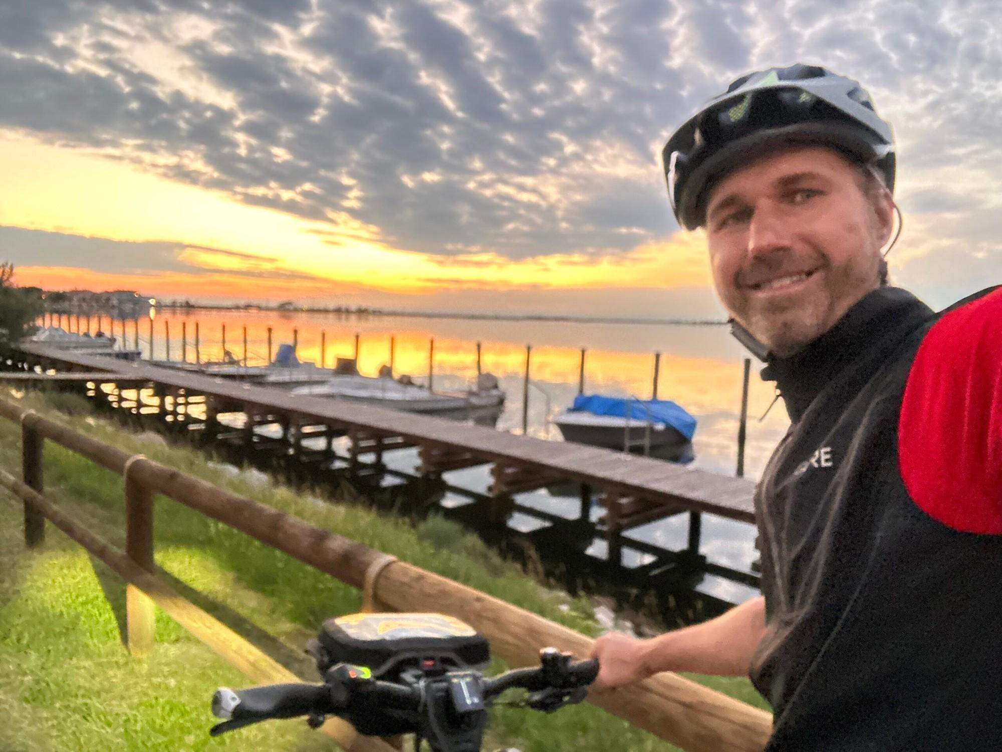 e-Bike-Fahrer vor atemberaubendem Sonnenuntergang