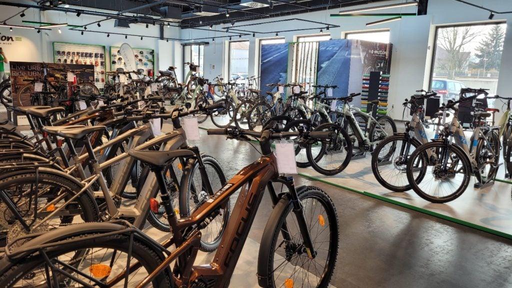 Ausstellung von E-Bikes und Fahrrädern in einem modernen Geschäft