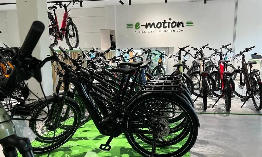 Das Bild zeigt die e-motion e-Bike Welt München Süd von innen und deren e-Bike Ausstellung