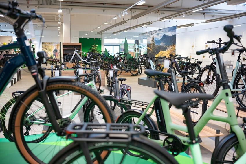 Das Bild zeigt die e-motion e-Bike Welt Pulheim von innen und verschiedene Bikes