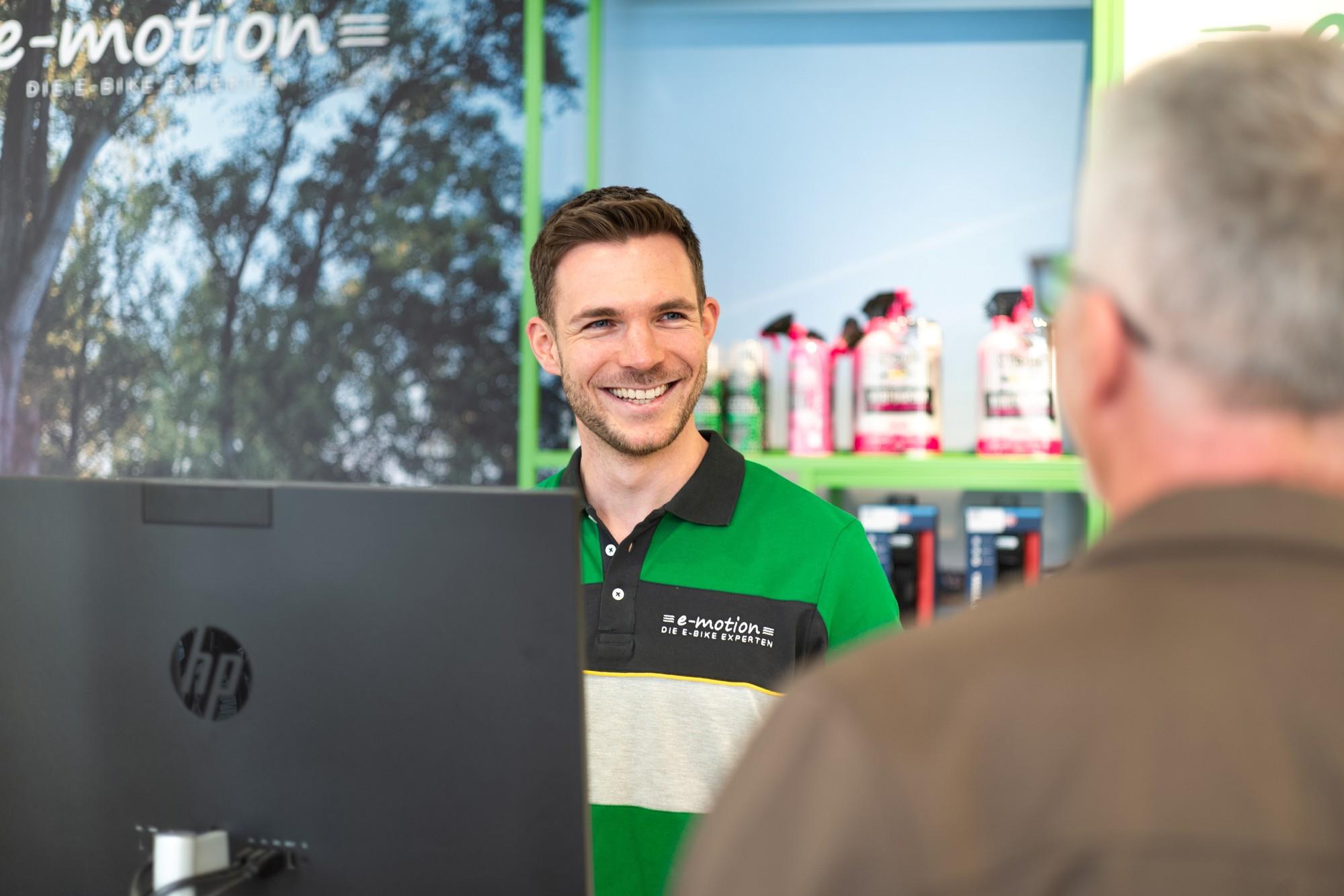 Das Bild zeigt einen Mitarbeiter von e-motion e-bikes am Empfang