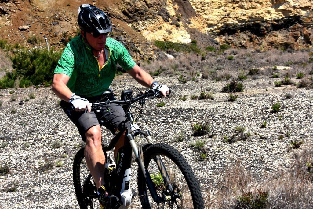 Das Bild zeigt einen Fahrer, der auf einem 2016er Haibike XDURO AllMnt RX fährt