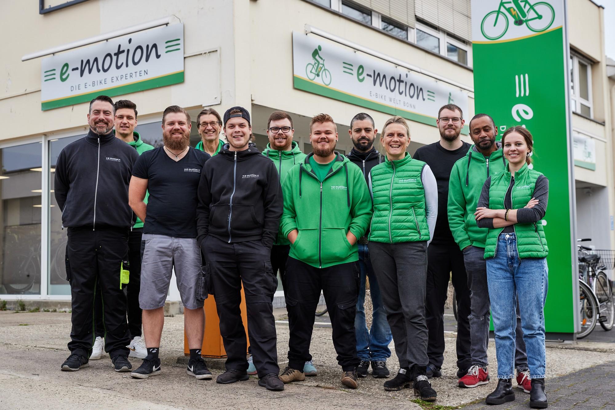 Das Bild zeigt das Team von e-motion Bonn, einem Fachgeschäft für E-Bikes und Fahrradzubehör.