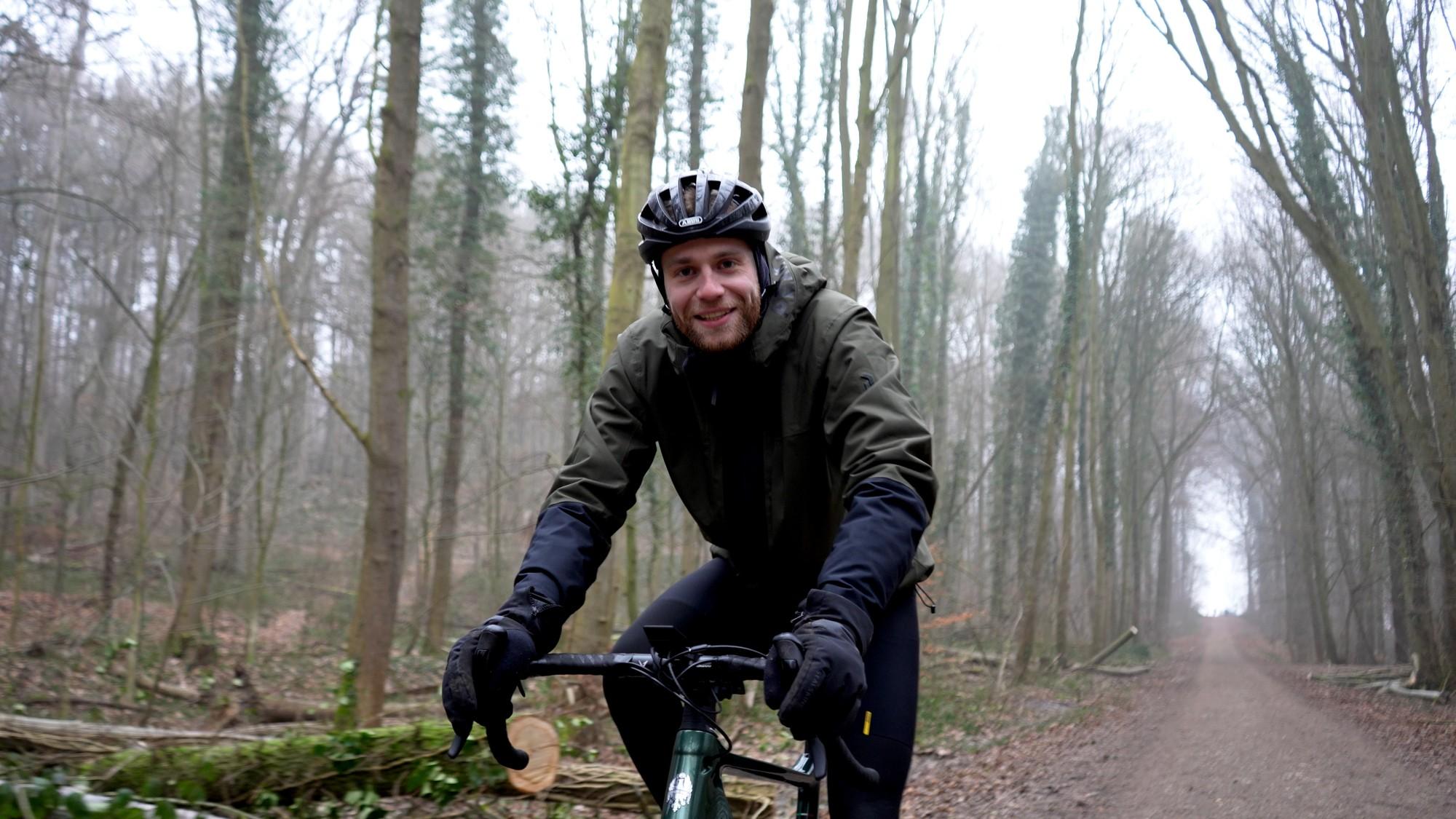 Leon testet das Bianchi e-Arcadex Gravel e-Bike und fährt durch den Wald