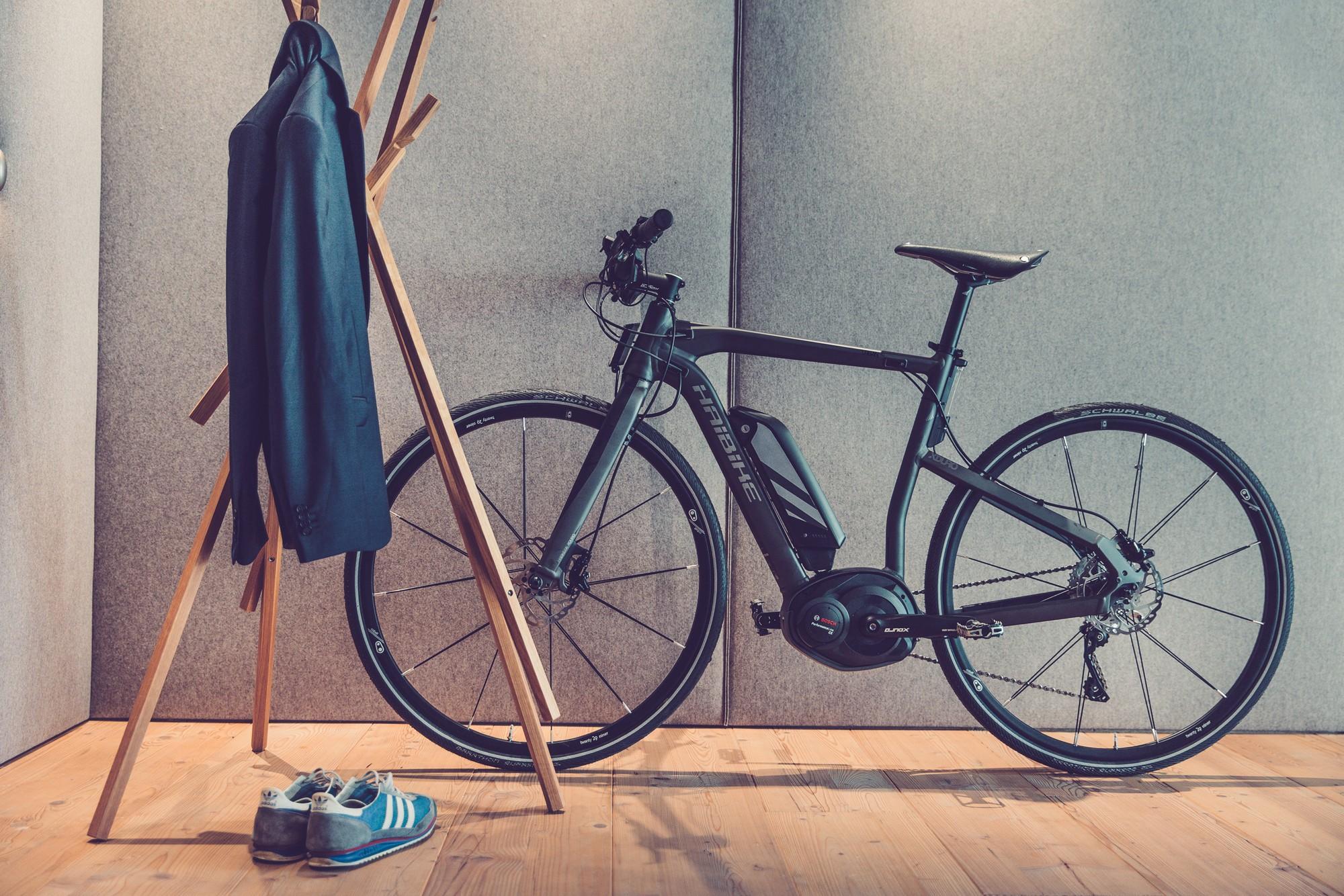 Das Bild zeigt ein HAIBIKE KAT 2016, ein modernes E-Bike, das für urbanes Fahren konzipiert ist.