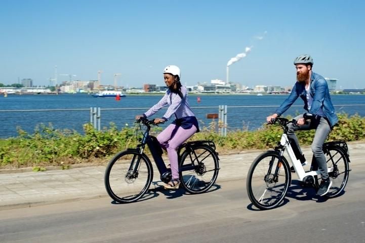Das Bild zeigt zwei Personen auf Riese & Müller blueLABEL Nevos
