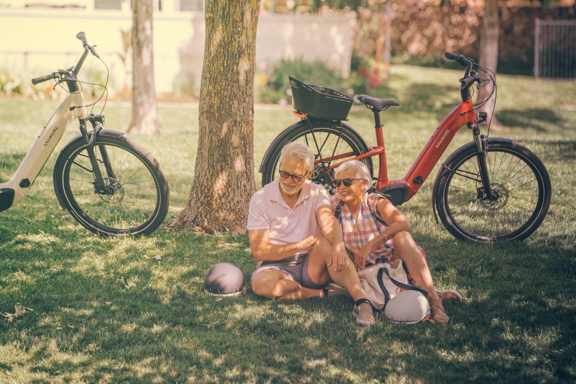 Ein Ehepaar hat mit einem Specialized e-Bike eine Fahrradtour im Frühling gemacht und macht jetzt eine Pause.