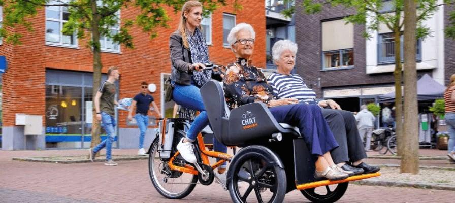 Dreirad-Tandem für Senioren in urbaner Umgebung