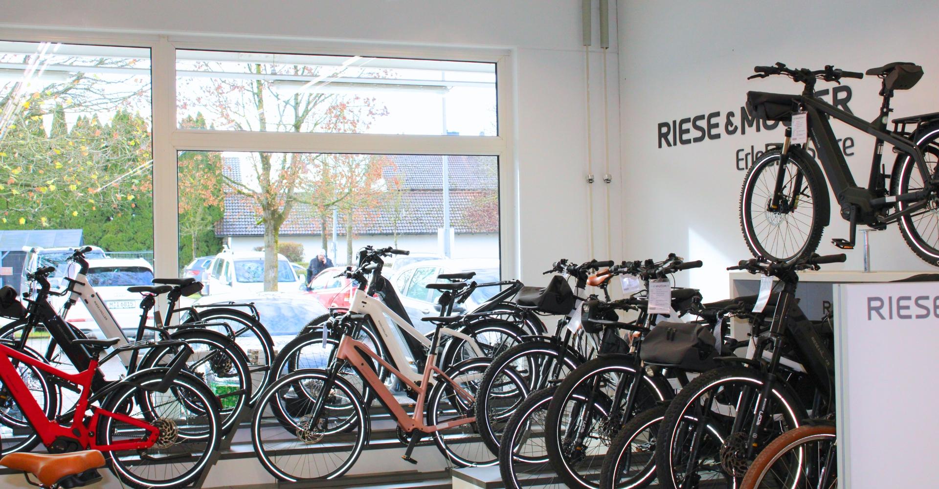 Die Verkaufsfläche der e-motion e-Bike Welt Erding mit dem Angebot an Riese & Müller Bikes