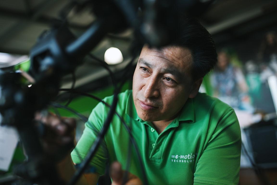 Experte von E-Motion Technology wartet ein E-Bike sorgfältig. Hochwertiger Service für Ihr Elektrofahrrad in Düssel