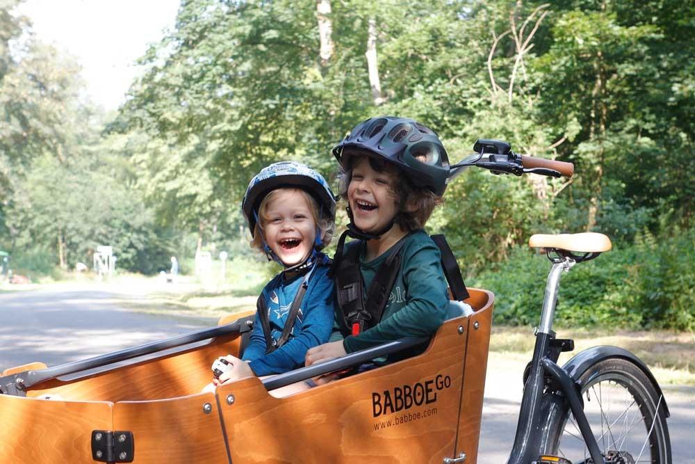 Zwei Jungs in der Transportbox des Babboe Go Mountain Lastenfahrrads