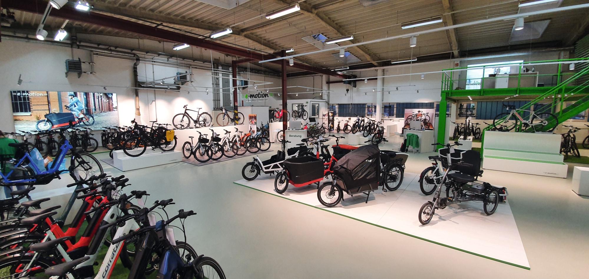 Besuchen Sie unseren Frankfurt Nord Shop für eine große Auswahl an E-Bikes und Lastenrädern verschiedener Marken. E