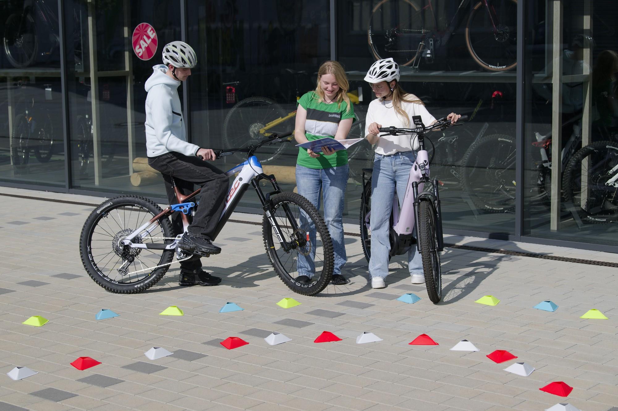 zwei Personen mit emotion Mitarbeiterin beim Fahrsicherheitstraining in Gärtringen