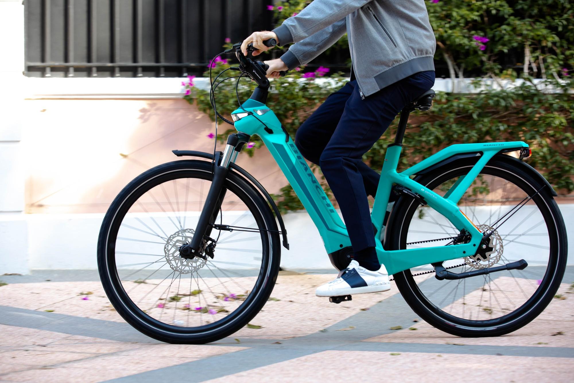 Das Omnia City e-Bike vom italienischen Hersteller Bianchi, unterwegs in der Stadt.