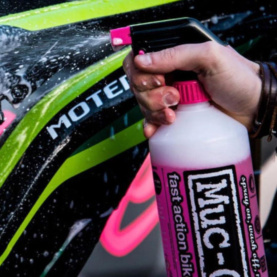 Ein e-Bike wird mit Muc-Off Produkten gereinigt