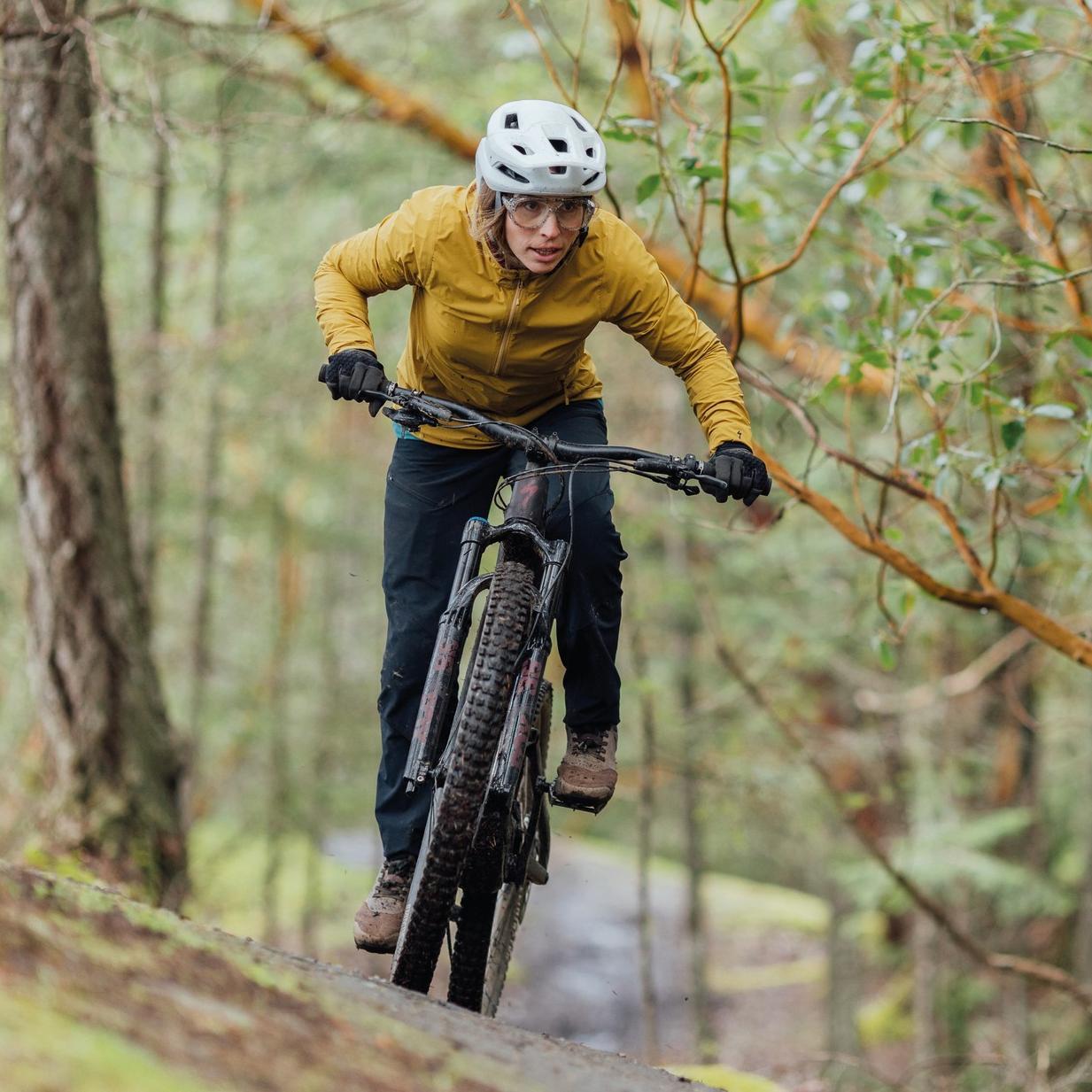Eine Mountainbikerin fährt auf dem Specialized Turbo Levo e-Mountainbike einen Hang hinunter.