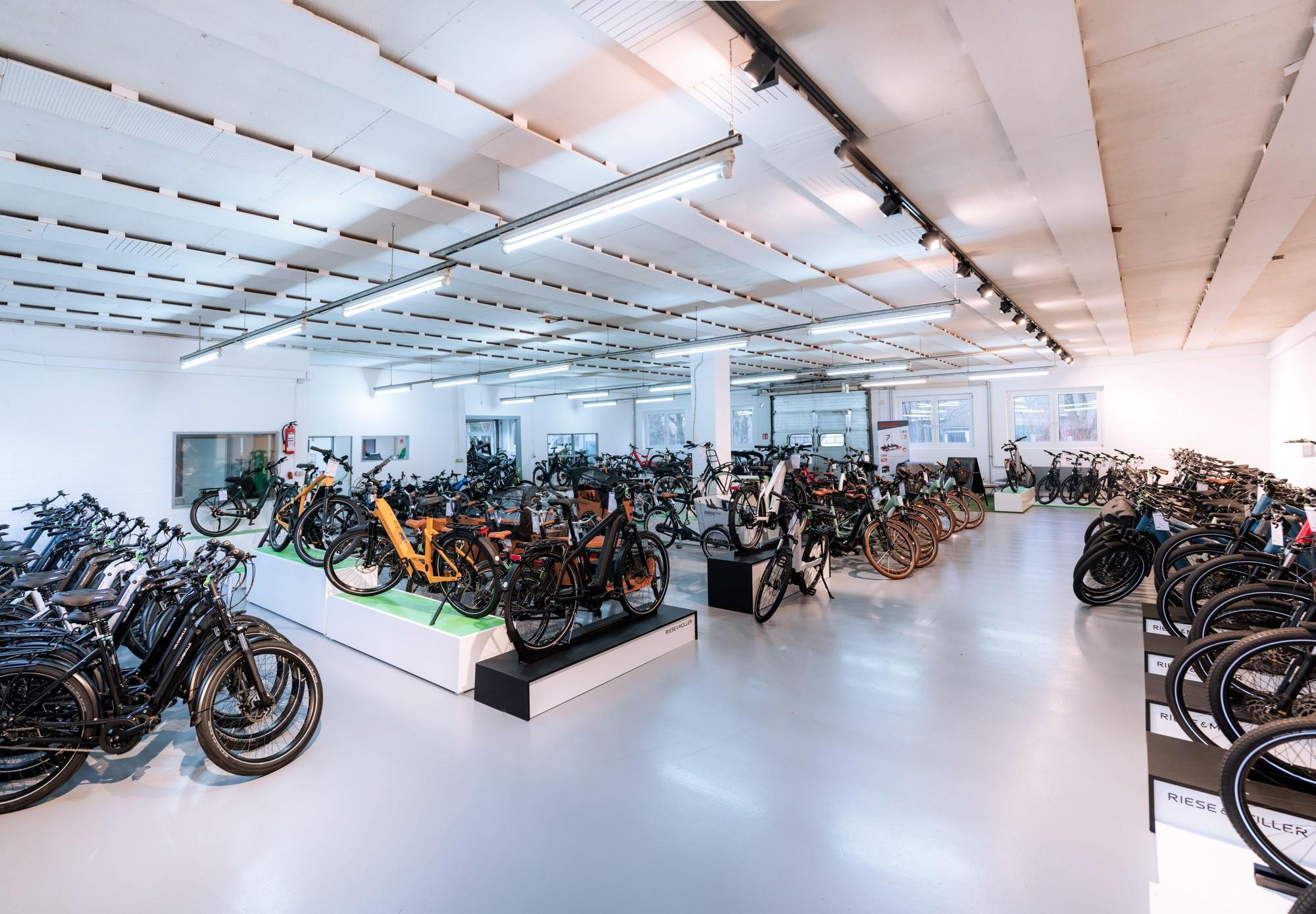 Das Bild zeigt den Innenraum eines Fahrradgeschäfts im Alstertal, Hamburg.