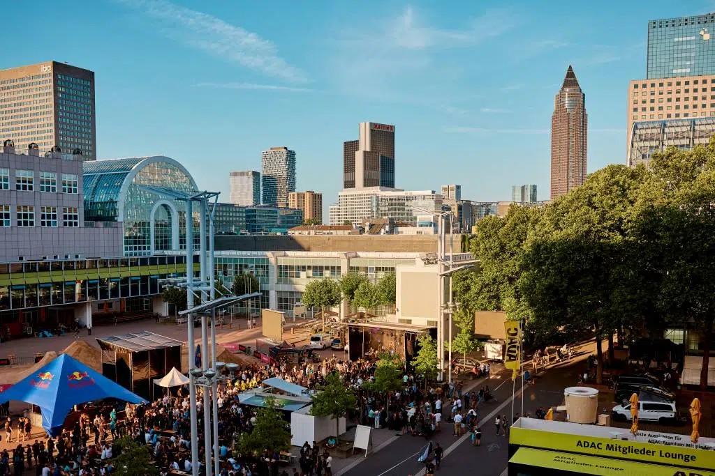 Das Bild zeigt die Eurobike Messe, die sich durch eine lebhafte Atmosphäre auszeichnet.