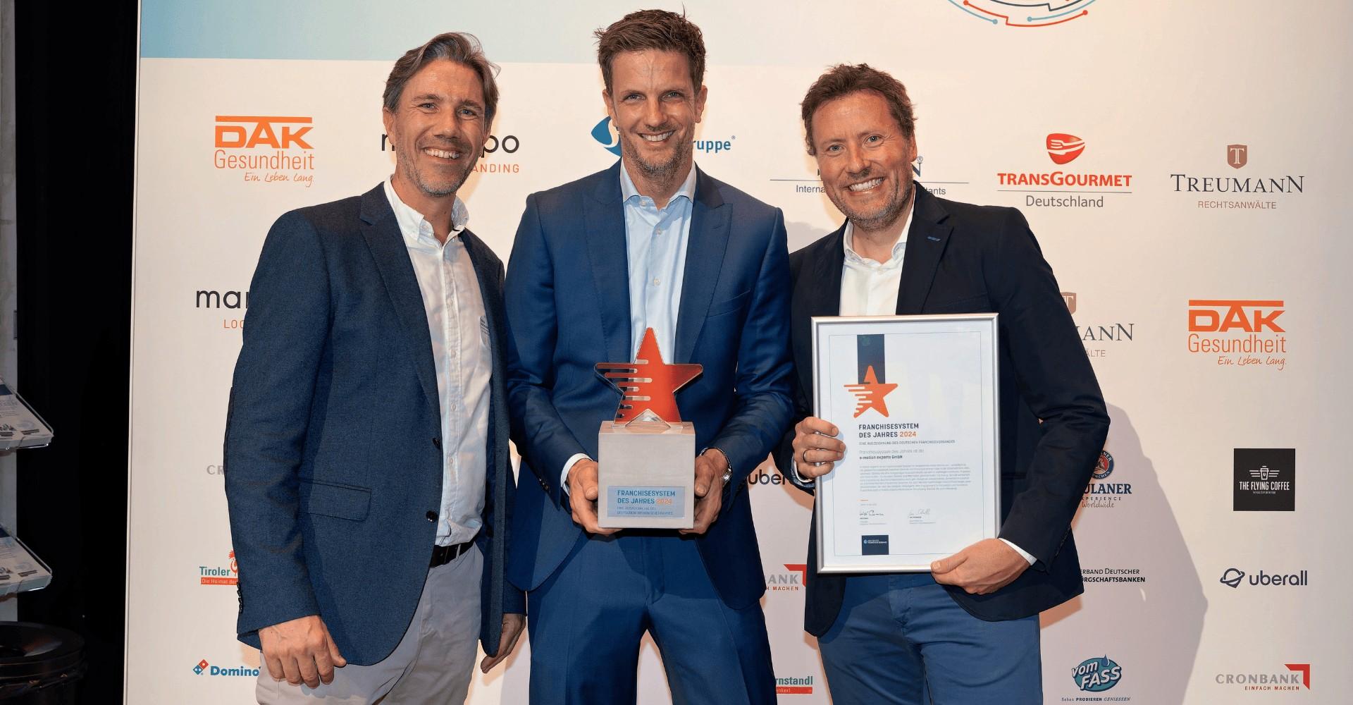 Die Geschäftsführung der e-motion e-Bike Experten mit dem Franchise Award 2024