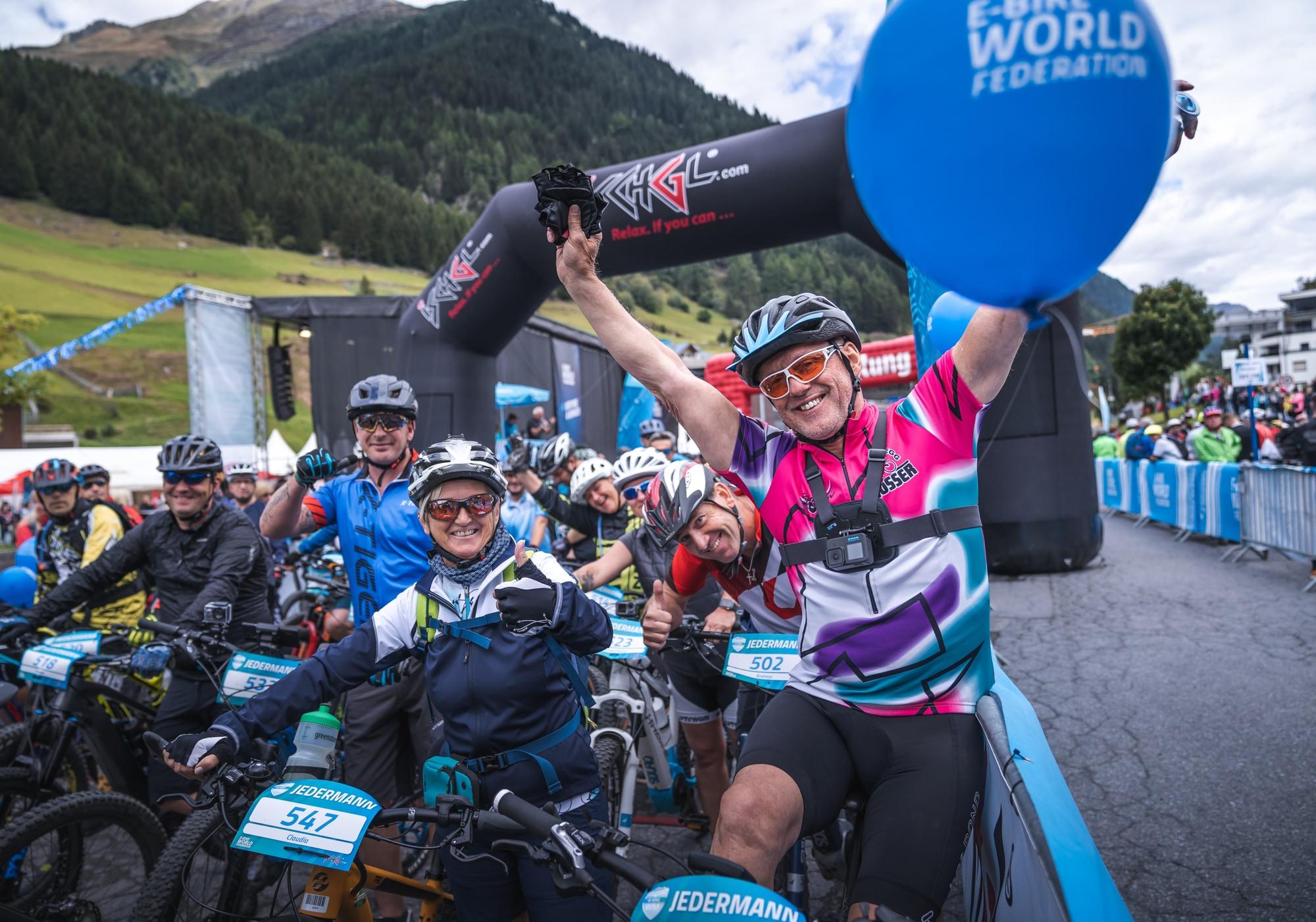 Fröhliche Teilnehmer an der E-Bike WM in Paznaun Ischgl. Perfektes Event für E-Bike-Enthusiasten in malerischer Ber