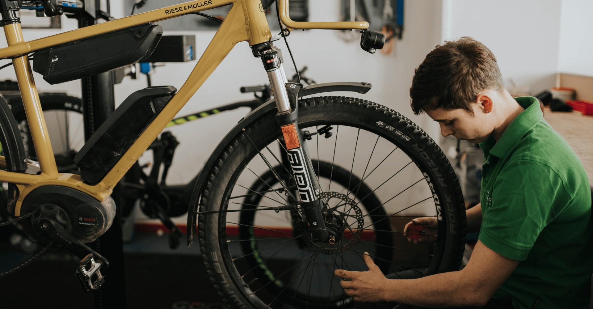 Caroline arbeitet im Werkstatt-Service an einem Riese und Müller e-Bike
