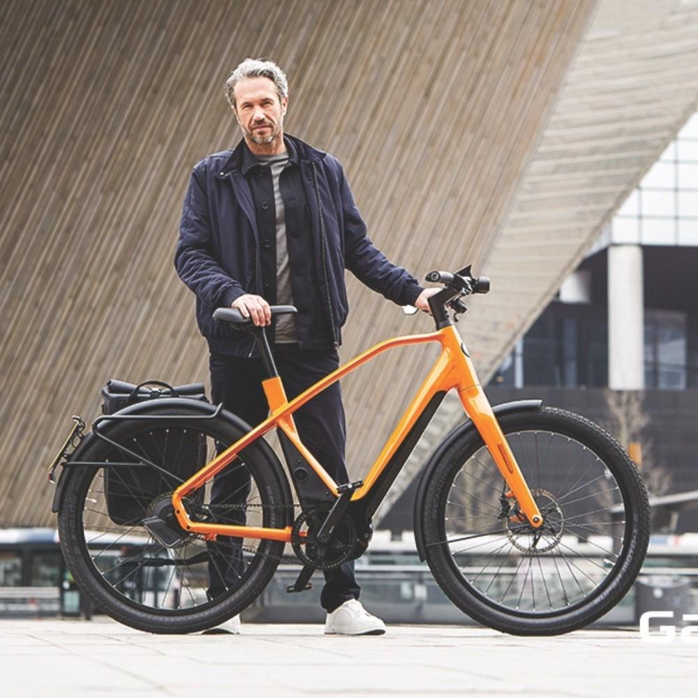 Ein Mann ist auf einem Gazelle Speed Pedelec auf dem Weg zur Arbeit.