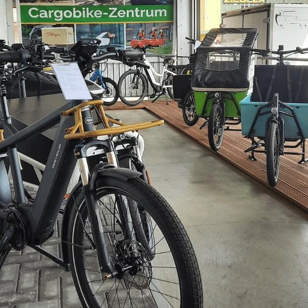 Verschiedene Lastenfahrräder und E-Bikes im Cargobike-Zentrum