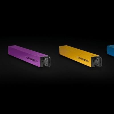 Verschiedene farbige E-Bike Akkus von Simpler auf schwarzem Hintergrund