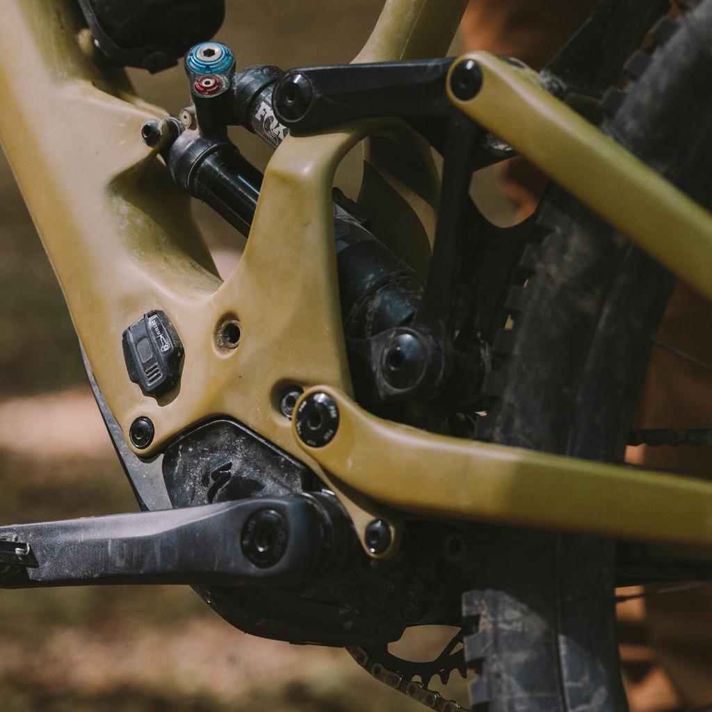 Detailaufnahme eines Specialized E-Bikes mit robuster Motorintegration. Perfekt für anspruchsvolle Trail-Abenteuer.