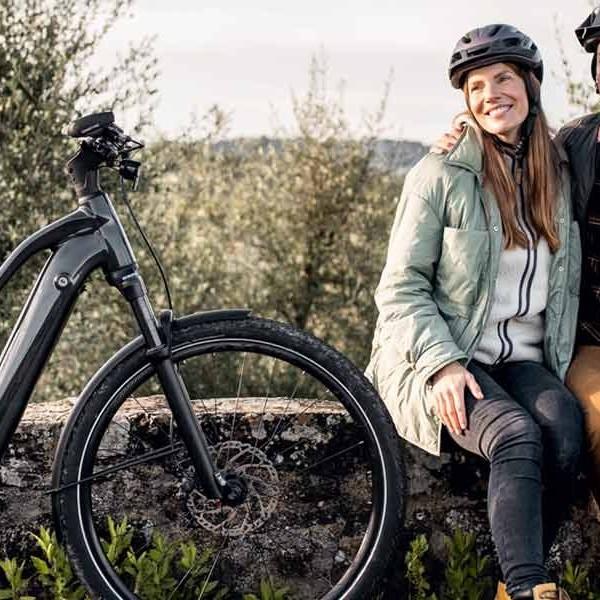 Ein Pärchen macht während einer Radtour mit einem Giant Trekking e-Bike eine kurze Pause.