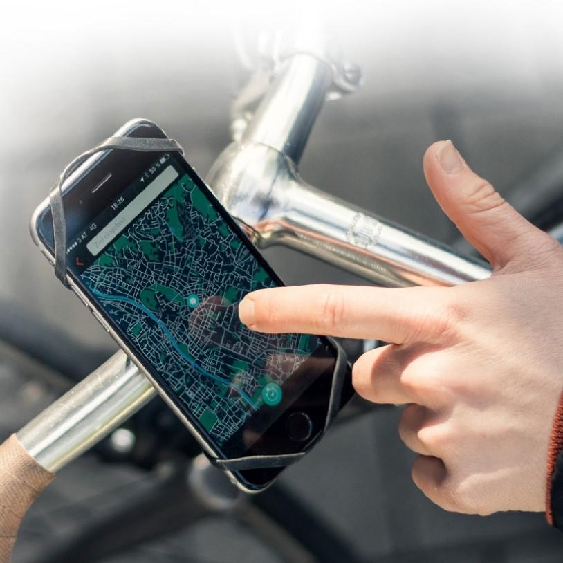 Entdecken Sie den Komfort von Smartphone-Navigation direkt am Fahrradlenker. Ideal für Stadtfahrten und Radtouren.