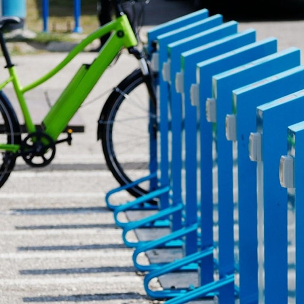 Moderne E-Bike Ladestation mit einem grünen E-Bike. Ideal für umweltfreundliche Mobilität und bequemes Laden unterw