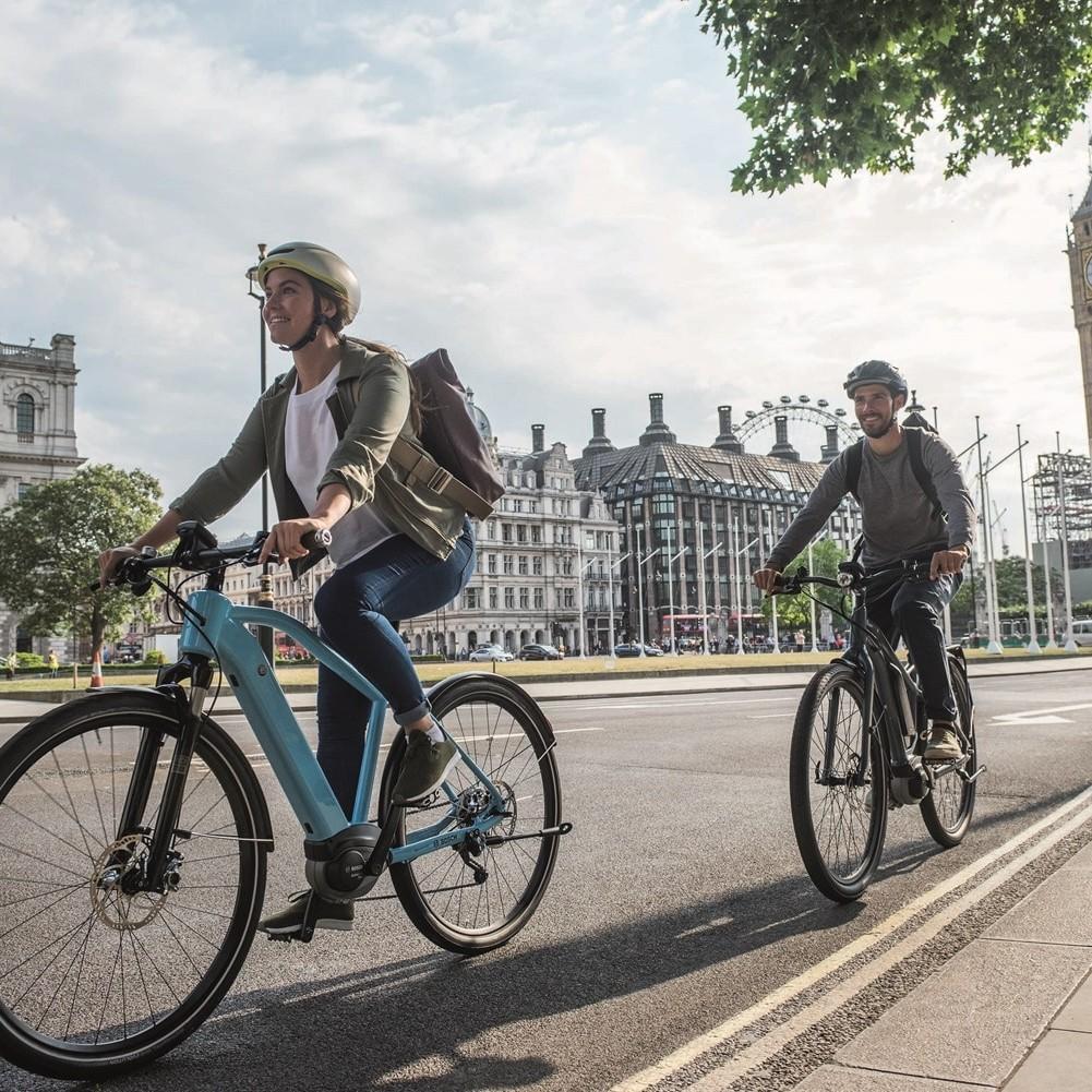Zwei City e-Bikes von Bosch die durch die Stadt fahren