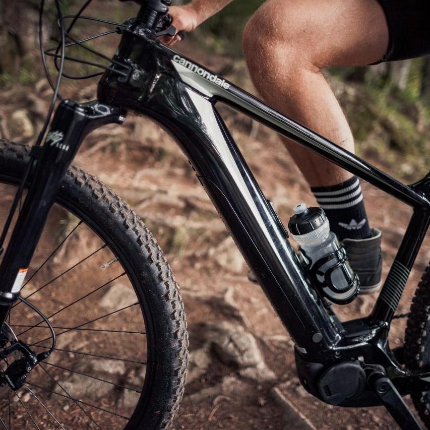 Entdecke das Cannondale Trail Neo E-Mountainbike für anspruchsvolles Gelände mit leistungsstarker Unterstützung.